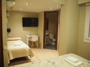 潘普洛纳阿瑟拉旅馆的客房设有两张床和一间带卫生间的浴室。