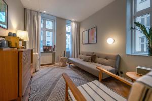 哥本哈根Hotel Mayfair的带沙发的客厅和部分窗户。
