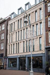 阿姆斯特丹Melrose Hotel的砖砌大楼前的街道灯