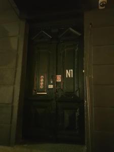 索非亚"No party & Many rules" Hostel N1的黑色的门,上面有标志