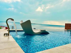 半月湾Dana Beach Resort的一个带椅子的游泳池
