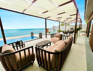 半月湾Dana Beach Resort的一个带椅子的海景庭院
