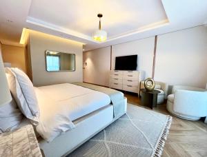 半月湾Dana Beach Resort的一间卧室配有一张床、一台电视和一张沙发