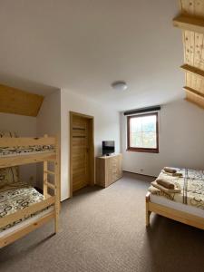 扎茨莱日Chata Perkaska的一间卧室设有两张双层床和一扇窗户。