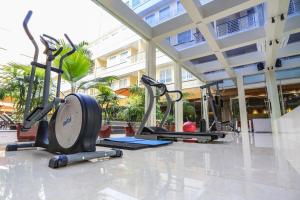 古邦古邦西尔维亚酒店的一群跑步机和健身自行车在健身房锻炼