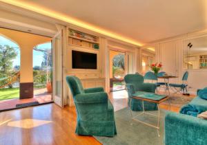 拉帕洛Villa Mares - sea view, free garage的客厅配有绿色椅子和电视