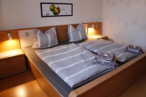 布伦Ferienwohnung Büren的一张带两张毯子和枕头的床