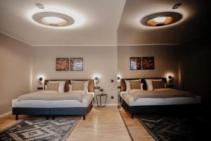 瓦尔多夫Villa Bosco - Digitales Boutiquehotel的配有2张床的客房