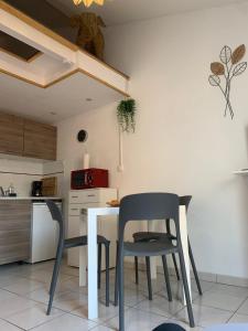 土伦Duplex Raphael- Wi-fi et parking privé的一间厨房,内设两把椅子和一张桌子