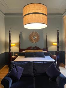 佛罗伦萨Residenza dei Pucci的一间卧室配有一张大床,沙发位于卧室内