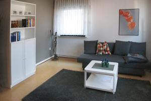 布伦Ferienwohnung Büren的客厅配有沙发和桌子
