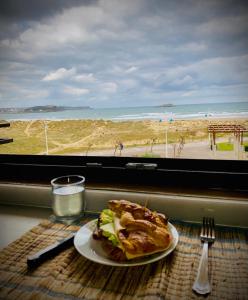 擞莫Vistas al Mar的餐桌上的一盘食物,享有海滩美景