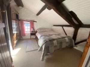Oradour-sur-VayresTardoire cottage的阁楼卧室配有床