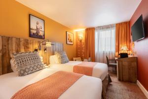 鲁瓦西昂法兰西Aiden by Best Western Paris Roissy CDG的酒店客房设有两张床和一台平面电视。