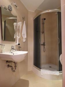 蒙塔纳维斯塔酒店的一间带水槽和淋浴的浴室