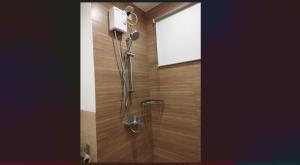 达沃市Cozy Suite Studio type condo in Matina Enclaves的带淋浴的浴室,带玻璃门