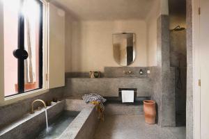 马拉喀什Maison Brummell Majorelle的一间带水槽和镜子的浴室