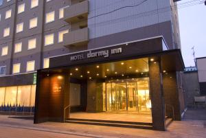 稚内多美迎稚内酒店的带有酒店旅程标志的酒店大楼