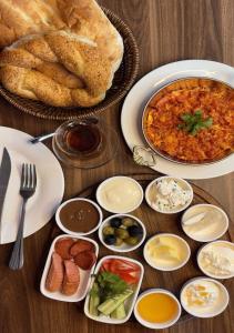 巴库Address Hotel Baku的餐桌上放有食物和面包的盘子