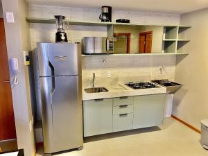 马塞约Edifício Top Unique ER Hospedagens的厨房配有不锈钢冰箱和水槽
