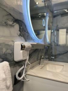 丹吉尔Centrico Tanger Idrissia 3的浴室设有镜子,墙上设有电话