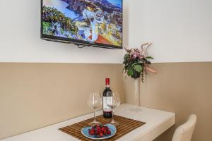 罗马罗马和平酒店的一张桌子,上面放着两杯酒和一瓶葡萄酒