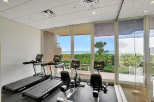 马可岛Somerset 203的健身房设有心肺功能训练器材和大窗户
