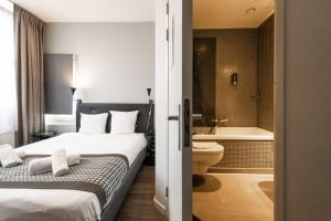 阿姆斯特丹阿科斯塔酒店的一间酒店客房 - 带一张床和一间浴室