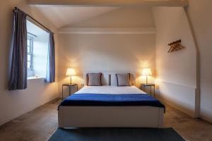 Canto da AreiaLiiiving in Açores - Ocean View House的一间卧室配有一张大床和两盏灯