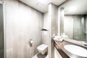 亚琛B&B Hotel Aachen-City的一间带卫生间和水槽的浴室