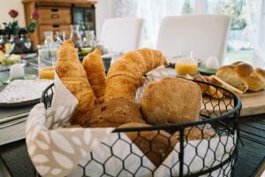 施泰克博恩Bed & Breakfast Lake View的桌上的面包和羊角面包篮