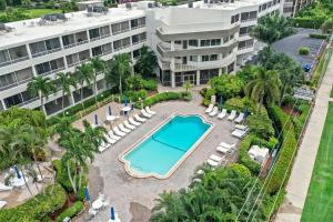 马可岛海滩俱乐部417度假屋的享有度假胜地的空中景致,设有游泳池和椅子