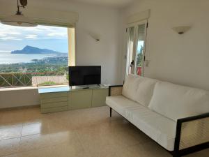 阿尔啼Spacious villa in Altea Hills的客厅配有白色沙发和电视