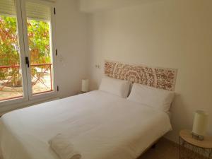 阿尔啼Spacious villa in Altea Hills的带2扇窗户的客房内的一张白色床