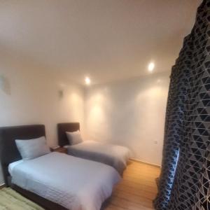 马拉喀什Villa nahellan的一间客房内配有两张床的房间