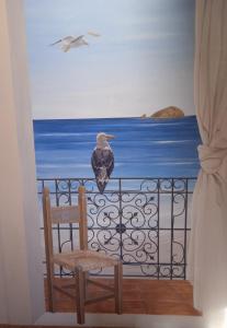 圣安蒂奥科意大利餐厅摩登酒店的坐在阳台栏杆上的鸟儿