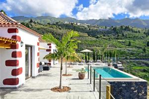 蒂哈拉费Casa Garcia的一座别墅,设有游泳池和棕榈树