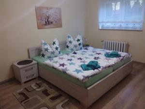 吕本瑙Ferìenwohnung Mende 2的小卧室配有带蓝色枕头的床