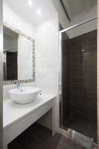 米克诺斯城Domna Hotel的浴室配有白色水槽和淋浴。