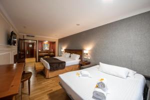 圣地亚哥－德孔波斯特拉欧洲之星阿拉瓜尼酒店的酒店客房设有两张床和一张桌子。