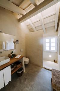 阿莱奥尔Agroturismo Rafal Rubí的浴室配有卫生间、盥洗盆和浴缸。