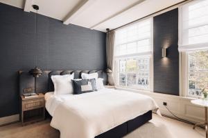 阿姆斯特丹Hotel 717的一间卧室设有一张大床和一个窗户。