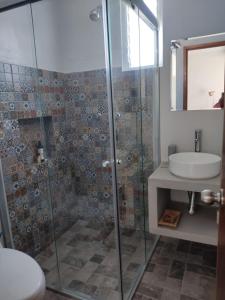 Tlalixtac de CabreraCasa las Galias.的一间带玻璃淋浴和水槽的浴室