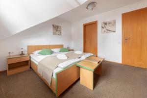 NakloApartments Tabor的一间卧室配有一张带绿色枕头的大床
