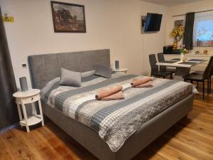 伦达瓦Honey Apartment Lendava的一间卧室配有一张带两个枕头的床