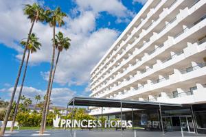英格兰海滩Hotel Gran Canaria Princess - Adults Only的公主酒店入口的 ⁇ 染