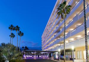 英格兰海滩Hotel Gran Canaria Princess - Adults Only的一座棕榈树环绕的大建筑