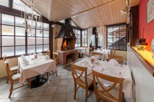 NakloApartments Tabor的餐厅设有白色的桌椅和壁炉