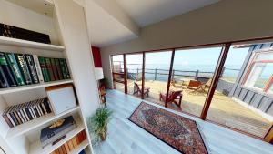 海德利桑德Kleifar: Ocean View Apartment的客厅设有海景大窗户