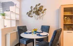 布拉索夫JAD - Luxury Studio - Soarelui 10的一间带桌椅的用餐室